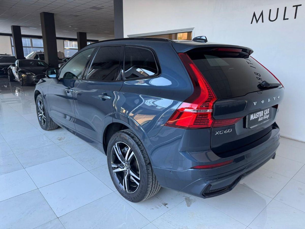 Volvo XC60 B4 (d) AWD automatico Plus Dark (2)