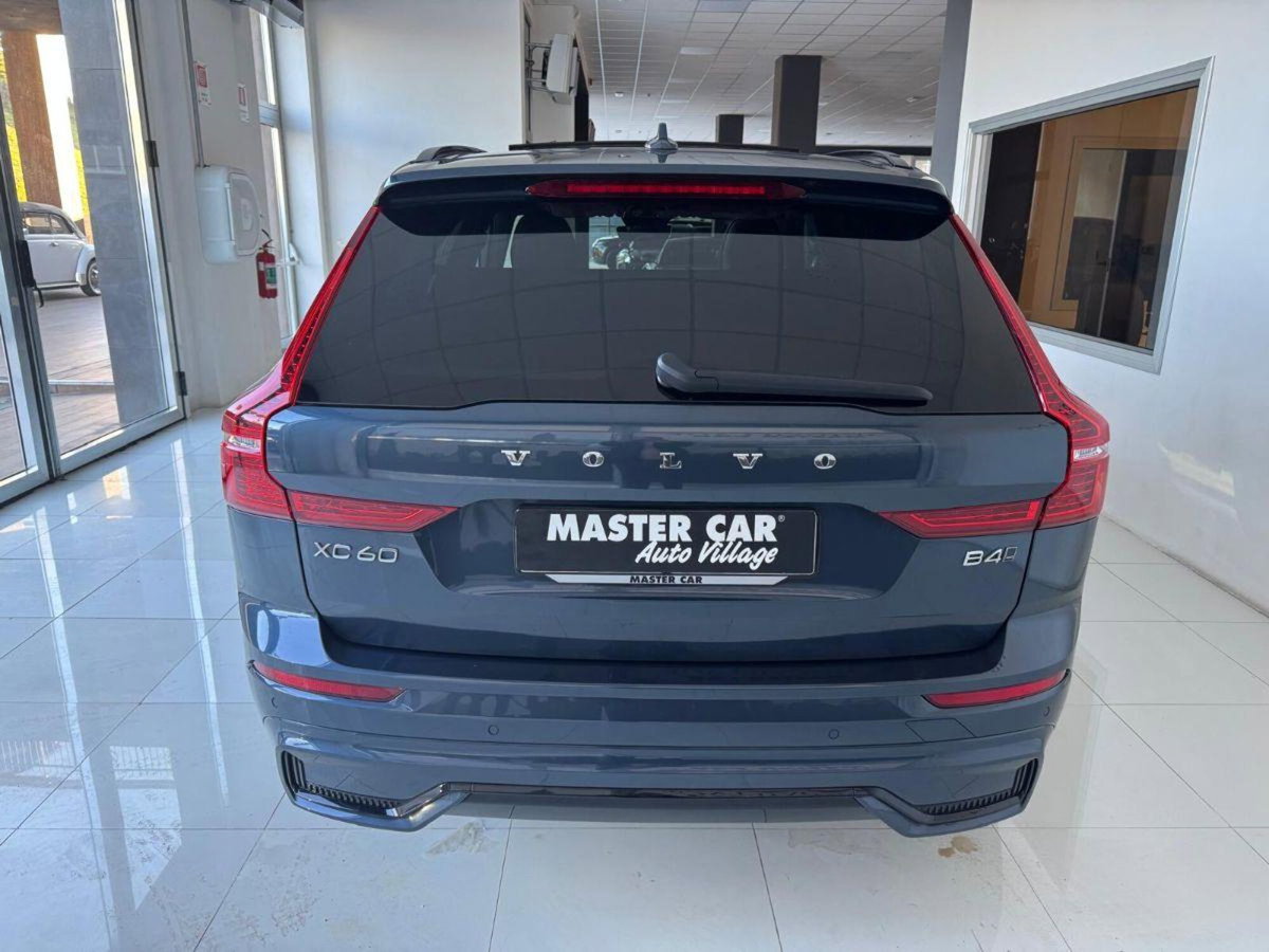 Volvo XC60 B4 (d) AWD automatico Plus Dark (7)