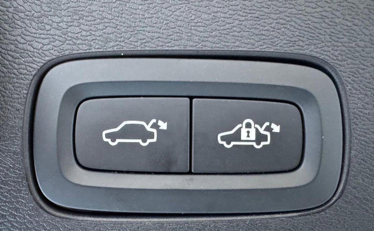 Volvo XC60 B4 (d) AWD automatico Plus Dark (9)