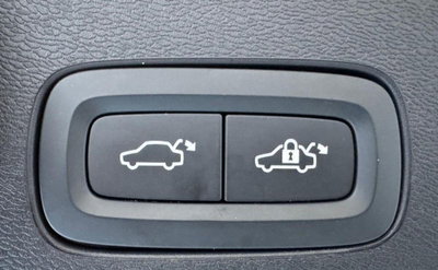 Volvo XC60 B4 (d) AWD automatico Plus Dark (9)