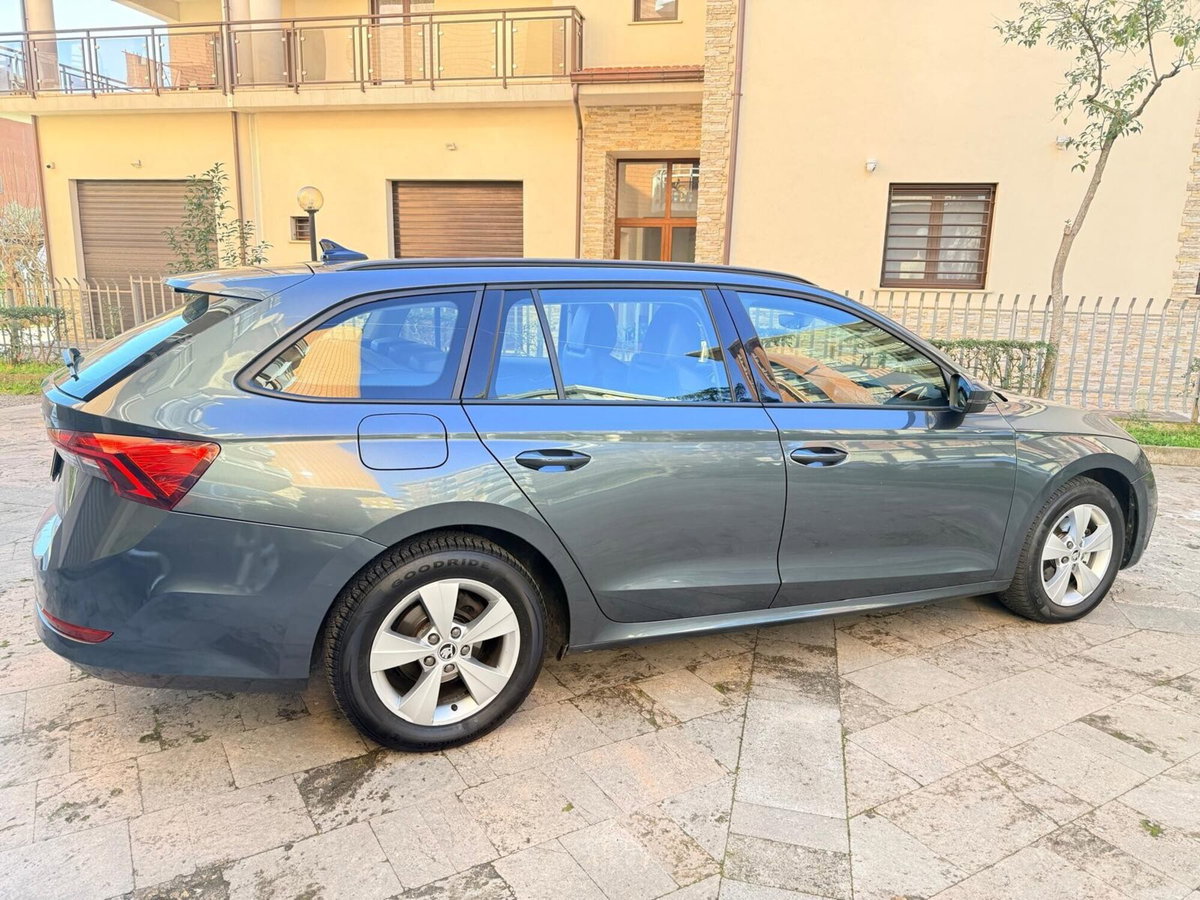 Skoda Octavia Station Wagon 2.0 TDI EVO SCR DSG Wagon Executive (3)