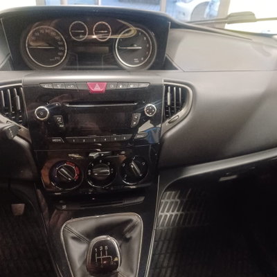 Lancia Ypsilon 0.9 TwinAir 85 CV 5 porte Metano Ecochic Elefantino (5)
