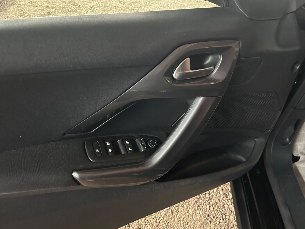 Peugeot 2008 VTi 82CV Allure (15)