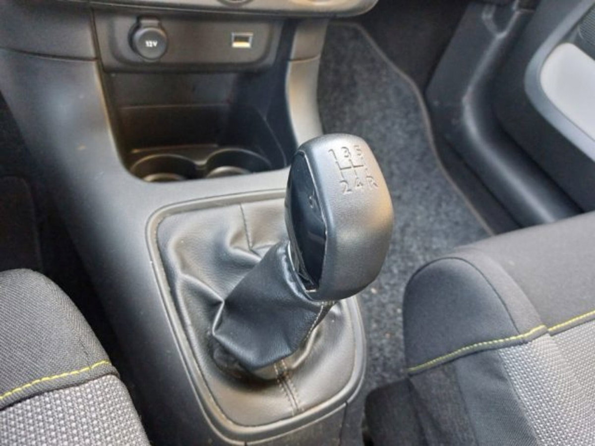 Citroen C3 BlueHDi 100 S&S Van Feel (17)