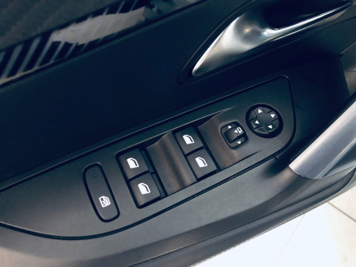 Peugeot 2008 BlueHDi 100 S&S Allure Navi Pack (12)