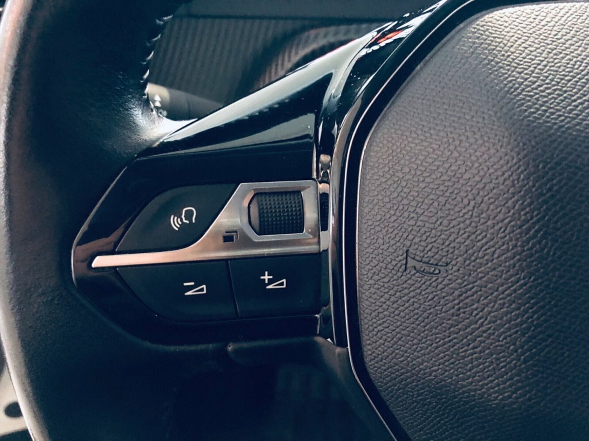 Peugeot 2008 BlueHDi 100 S&S Allure Navi Pack (14)
