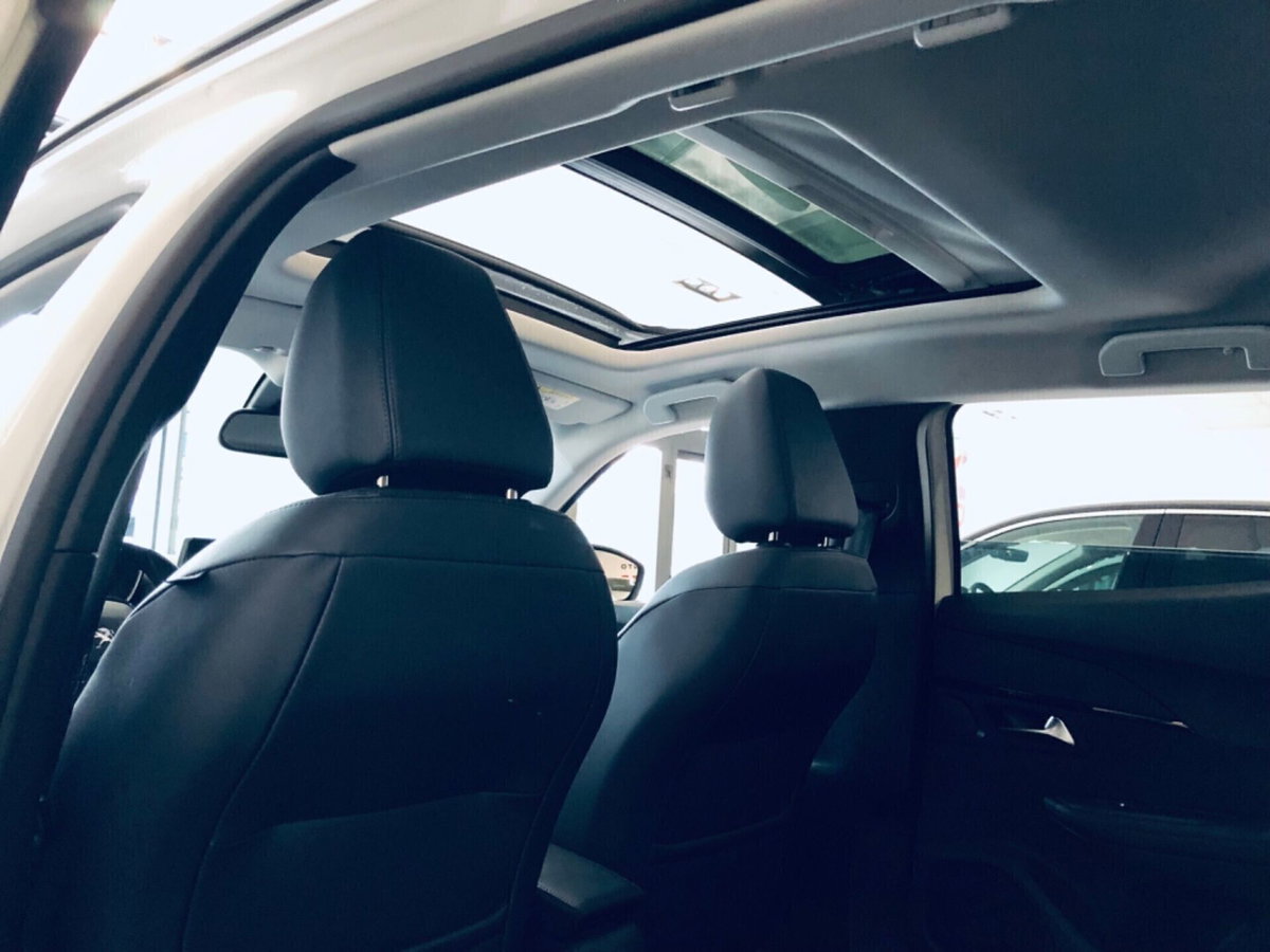 Peugeot 2008 BlueHDi 100 S&S Allure Navi Pack (19)
