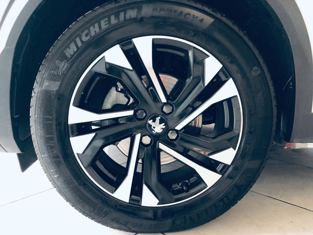 Peugeot 2008 BlueHDi 100 S&S Allure Navi Pack (3)