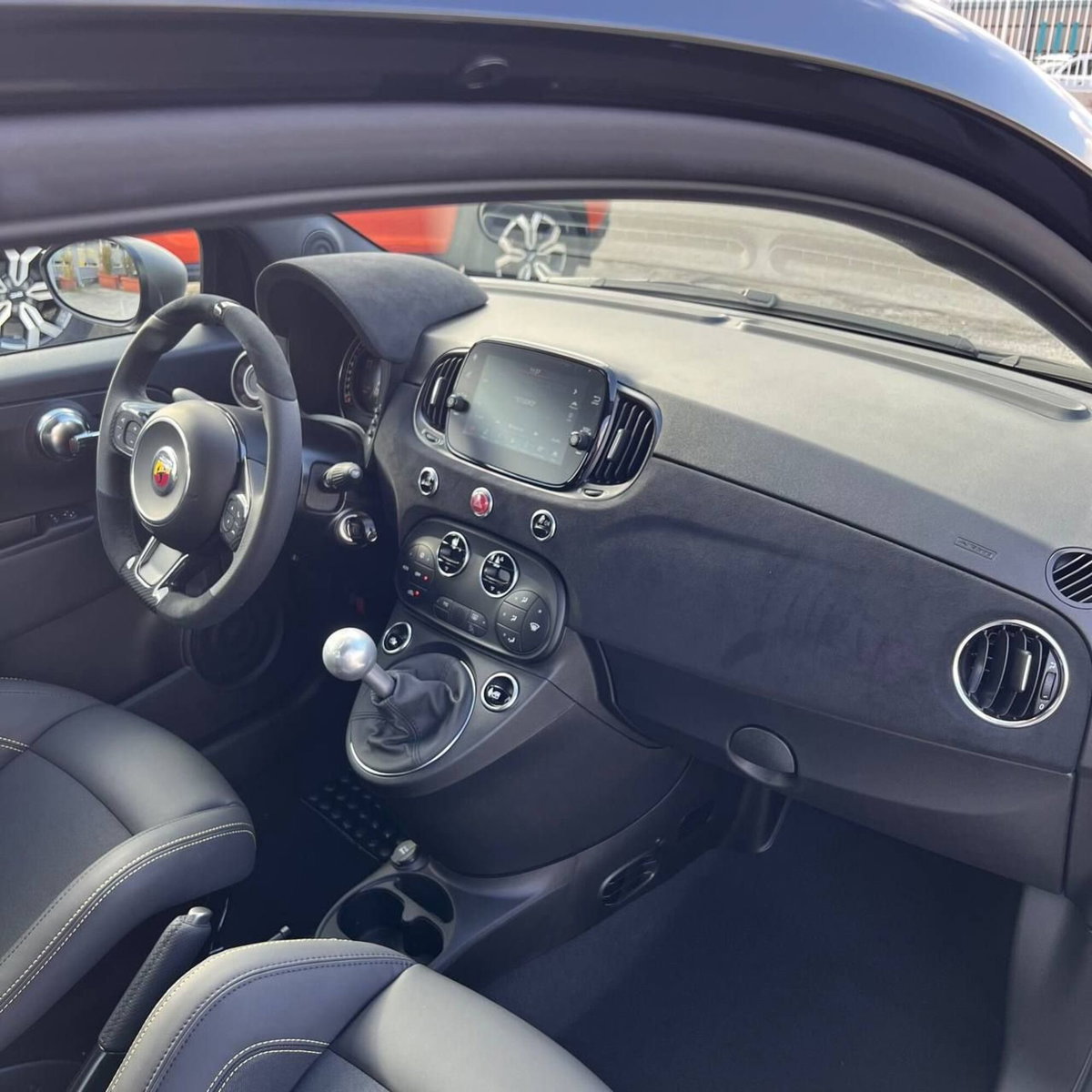 Abarth 695 1.4 t-jet 75° Anniversario 180cv (16)
