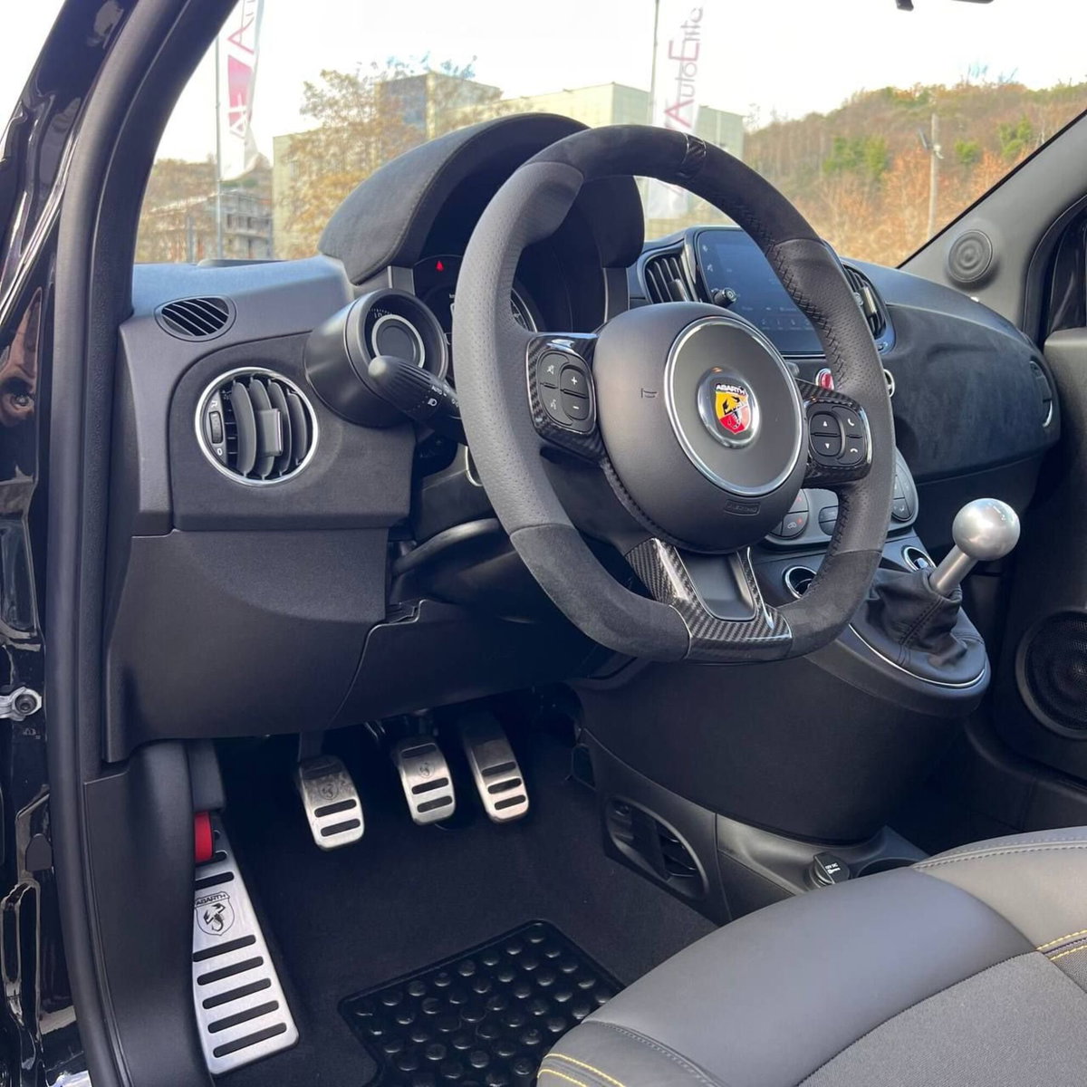 Abarth 695 1.4 t-jet 75° Anniversario 180cv (17)