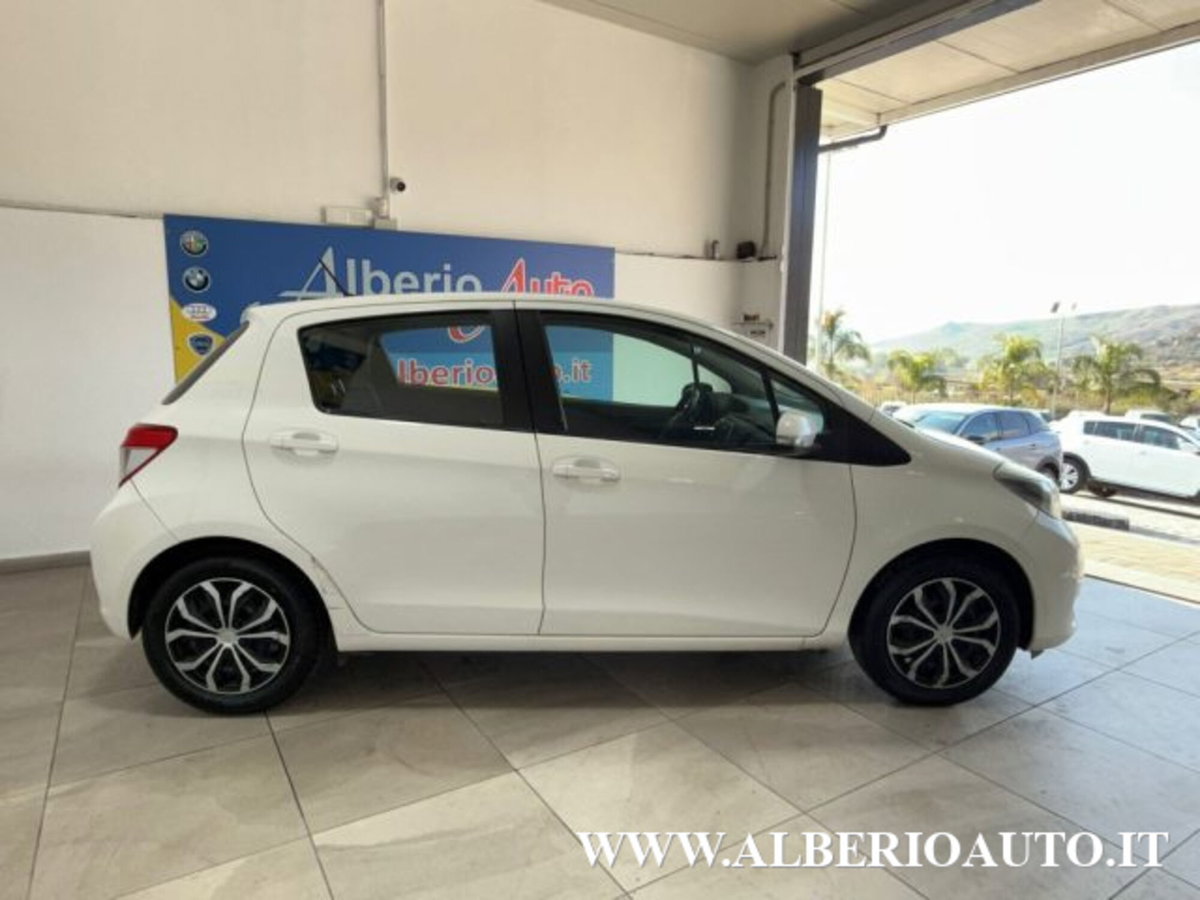 Toyota Yaris 1.0 5 porte Lounge (4)