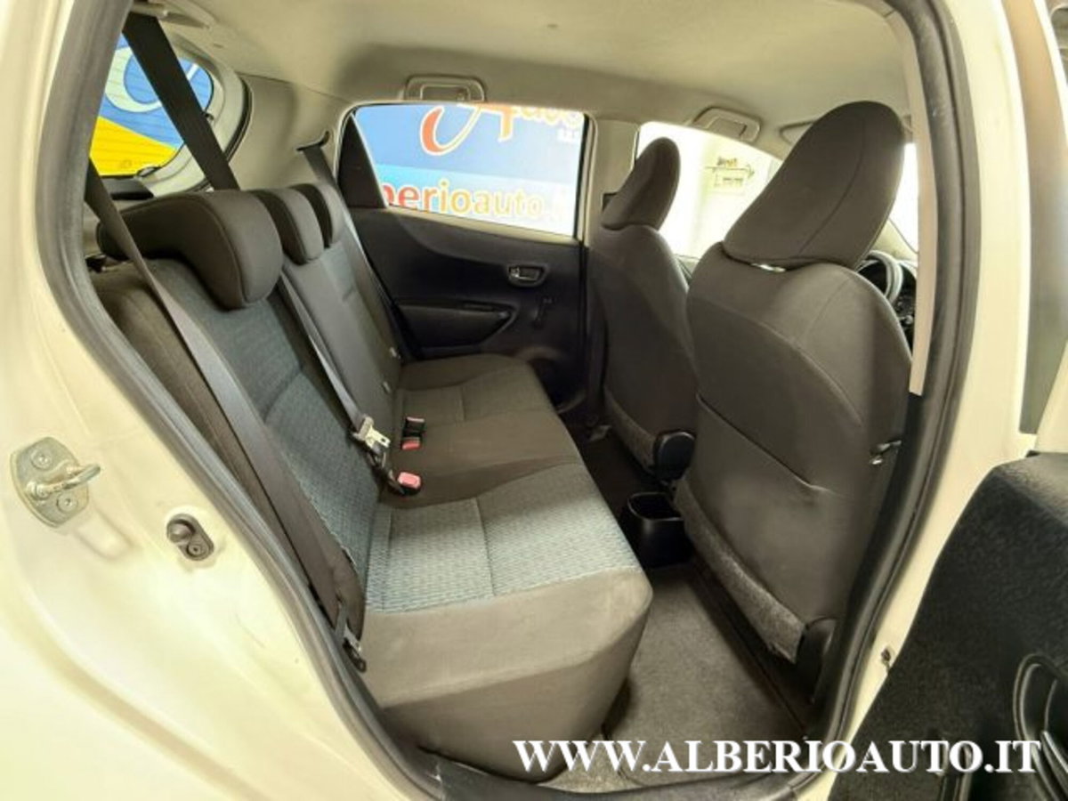 Toyota Yaris 1.0 5 porte Lounge (8)