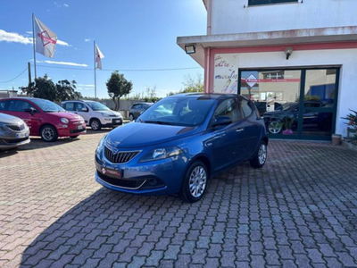 Lancia Ypsilon 1.0 FireFly 5 porte S&S Hybrid Ecochic Silver usata