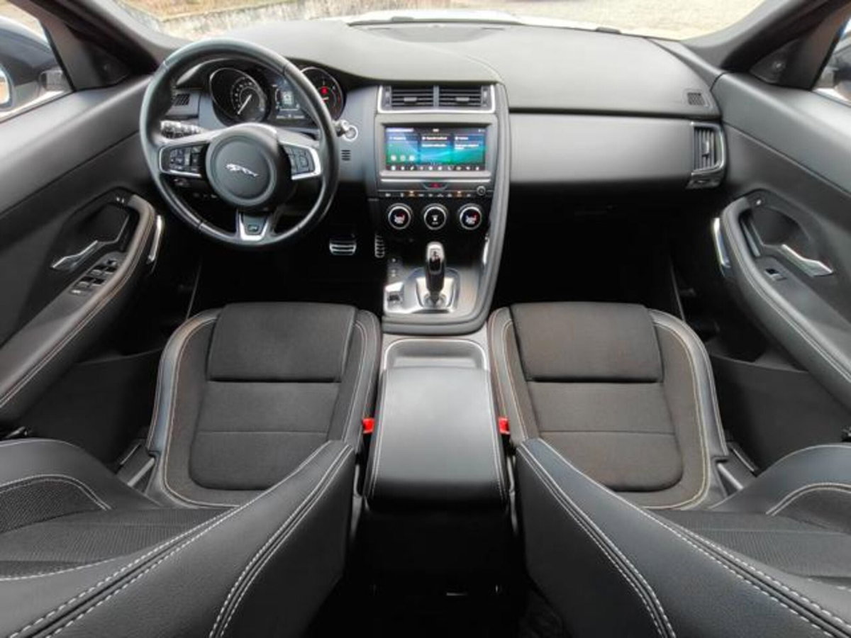 Jaguar E-Pace 2.0D 180 CV AWD aut. R-Dynamic SE (6)
