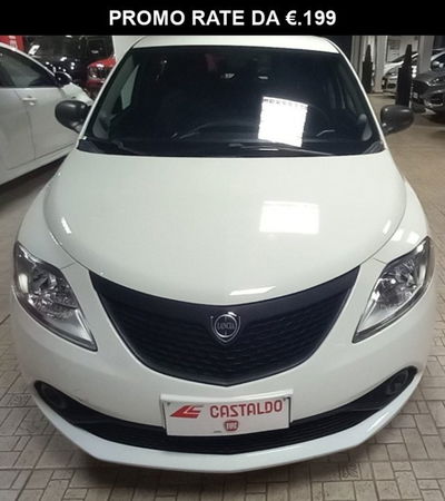 Lancia Ypsilon 1.0 FireFly 5 porte S&S Hybrid Ecochic Silver usata