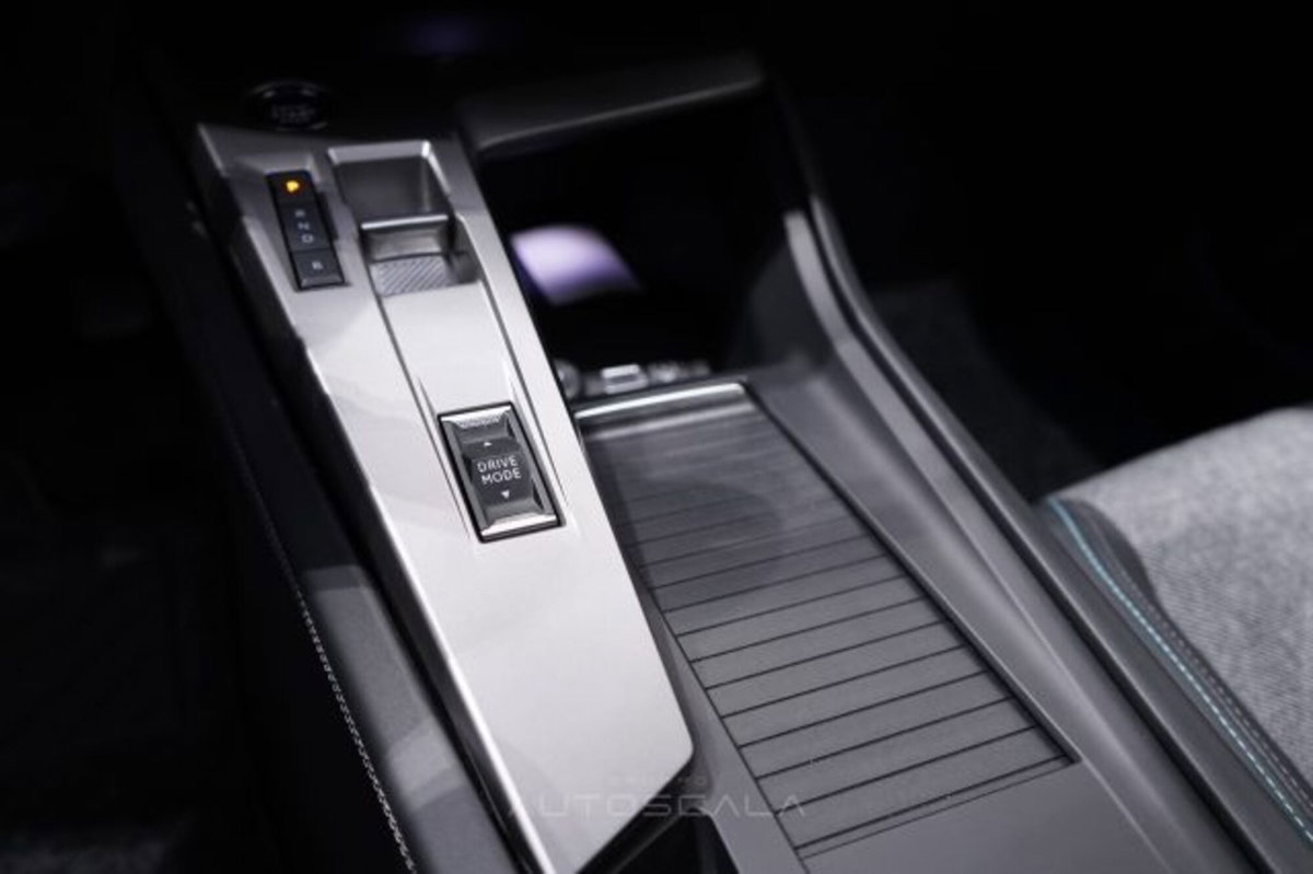 Peugeot 408 1.6 hybrid phev Allure 180cv e-eat8 (19)