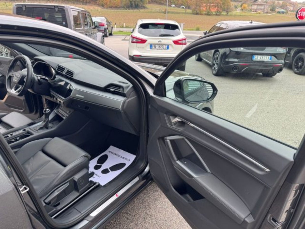 Audi Q3 Sportback 35 2.0 tdi Identity Black s-tronic (11)