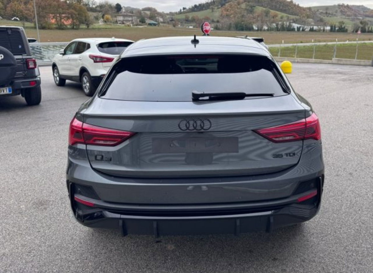 Audi Q3 Sportback 35 2.0 tdi Identity Black s-tronic (6)