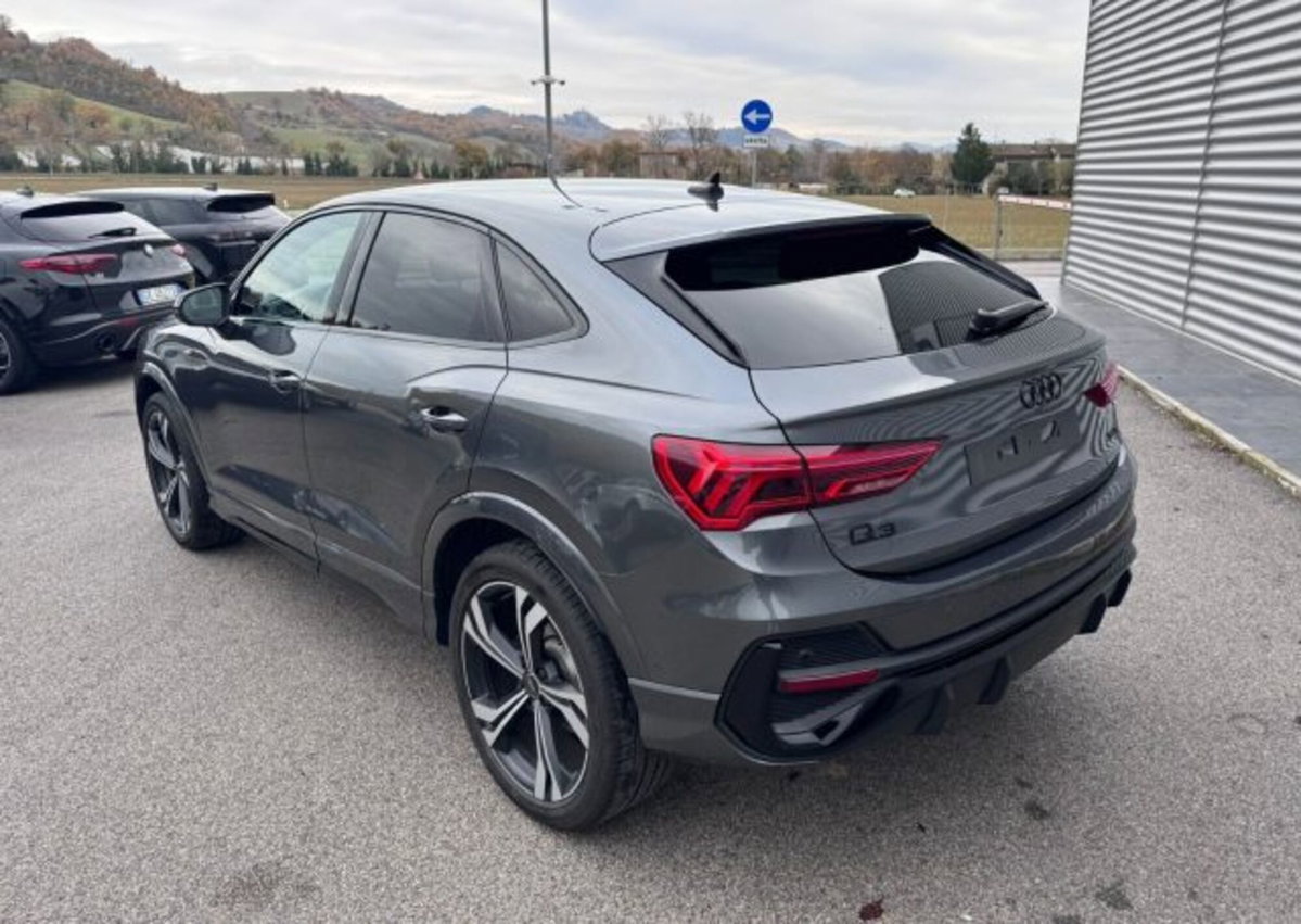 Audi Q3 Sportback 35 2.0 tdi Identity Black s-tronic (7)