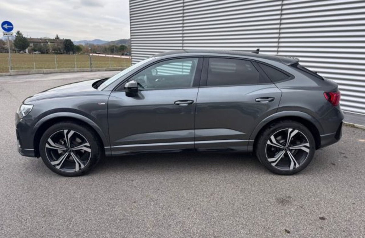Audi Q3 Sportback 35 2.0 tdi Identity Black s-tronic (8)