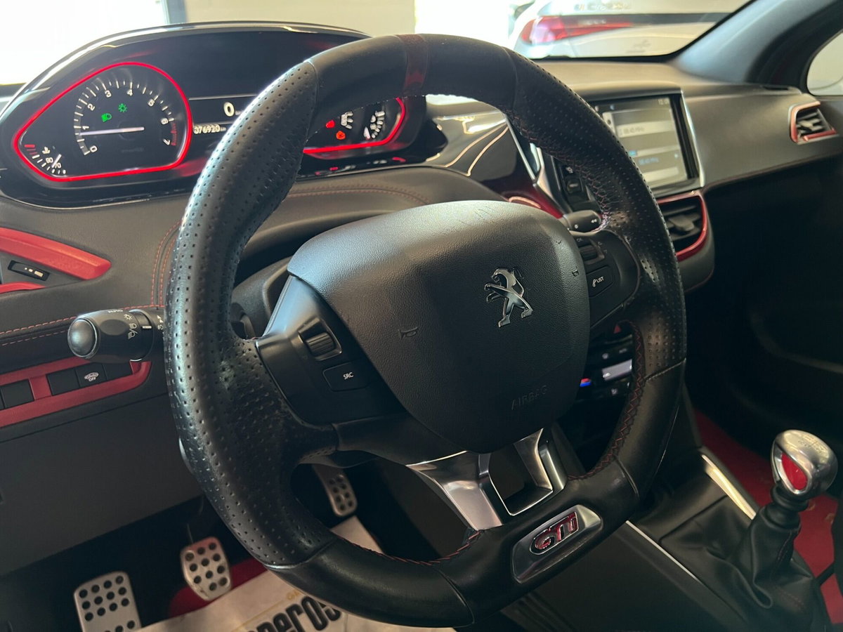Peugeot 208 THP 200 CV 3 porte GTi (8)