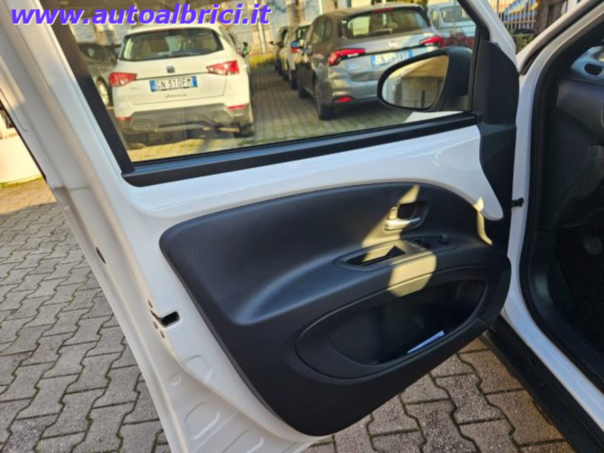 Toyota Aygo X 1.0 Active 72cv (15)