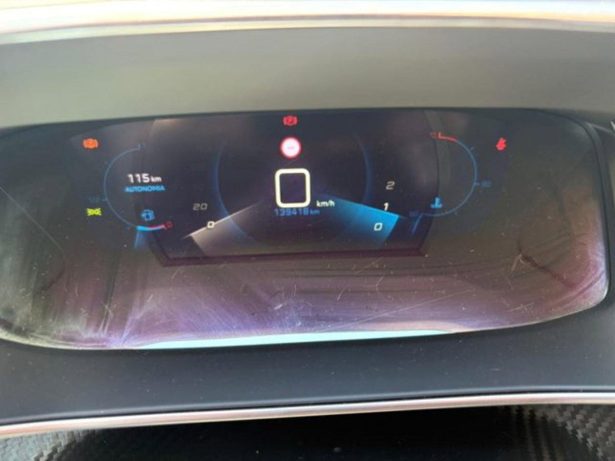 Peugeot 2008 BlueHDi 100 S&S Allure (9)
