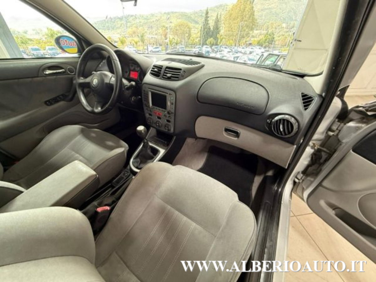 Alfa Romeo 147 1.9 JTD (120) 5 porte Distinctive (10)