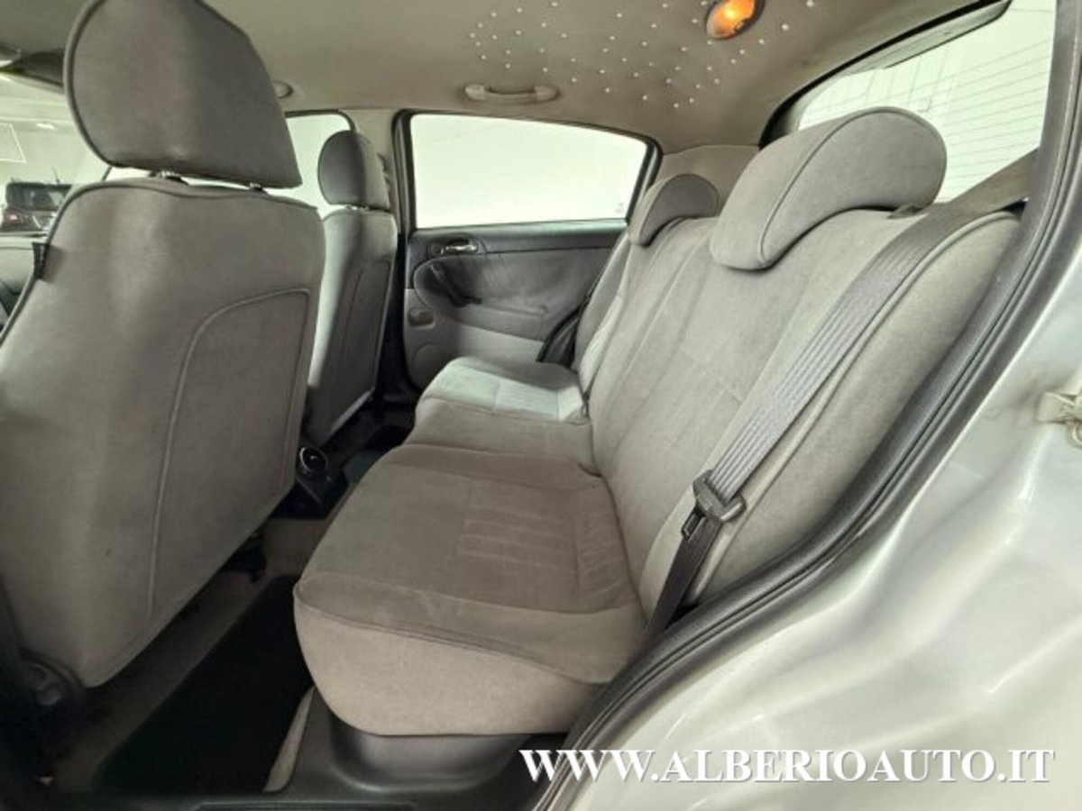 Alfa Romeo 147 1.9 JTD (120) 5 porte Distinctive (11)