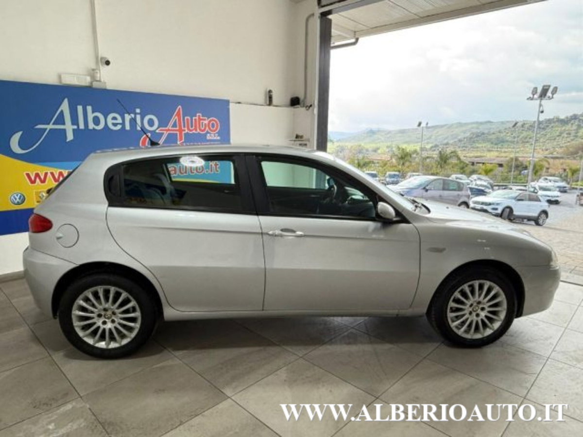 Alfa Romeo 147 1.9 JTD (120) 5 porte Distinctive (4)