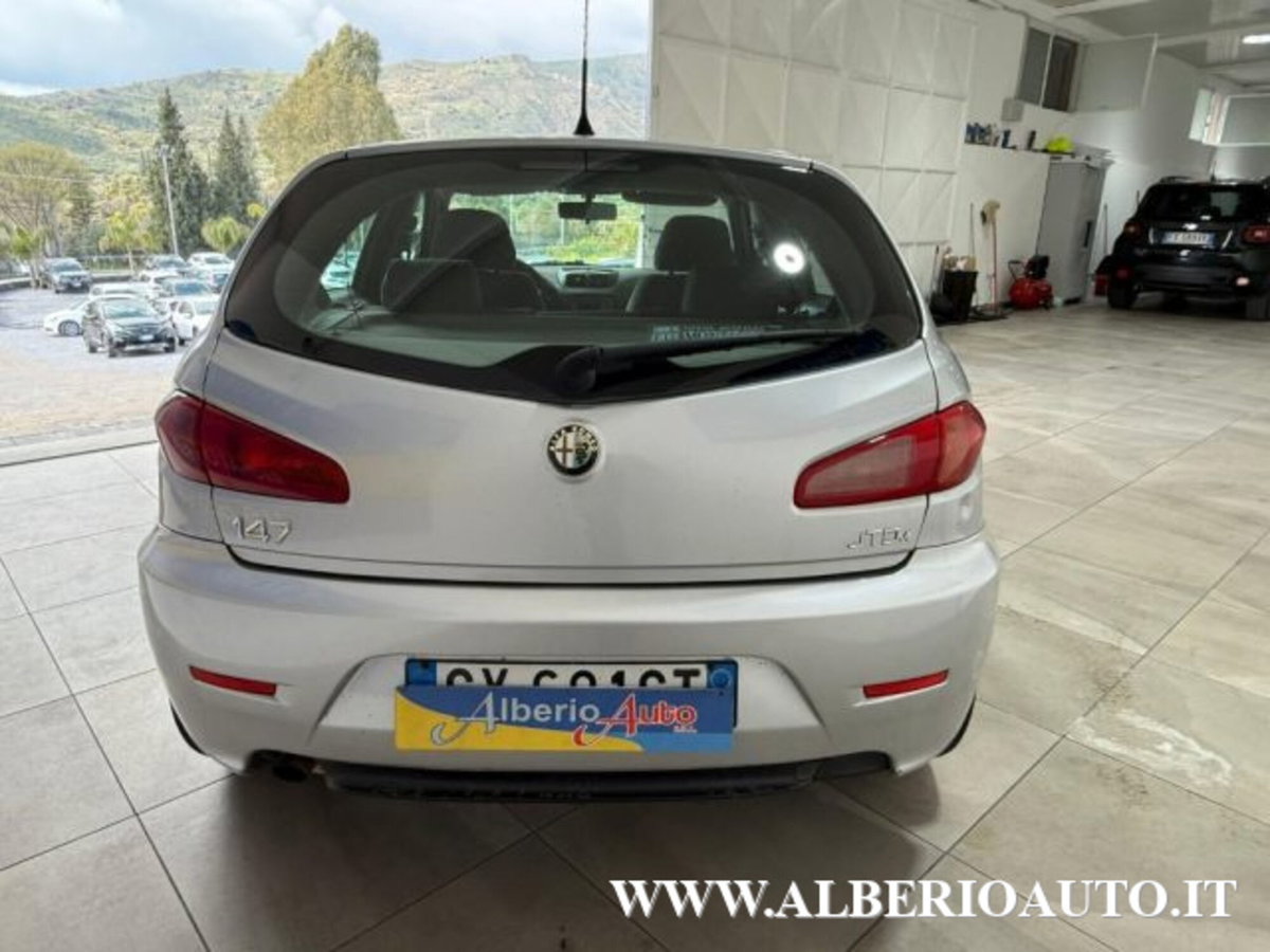 Alfa Romeo 147 1.9 JTD (120) 5 porte Distinctive (5)