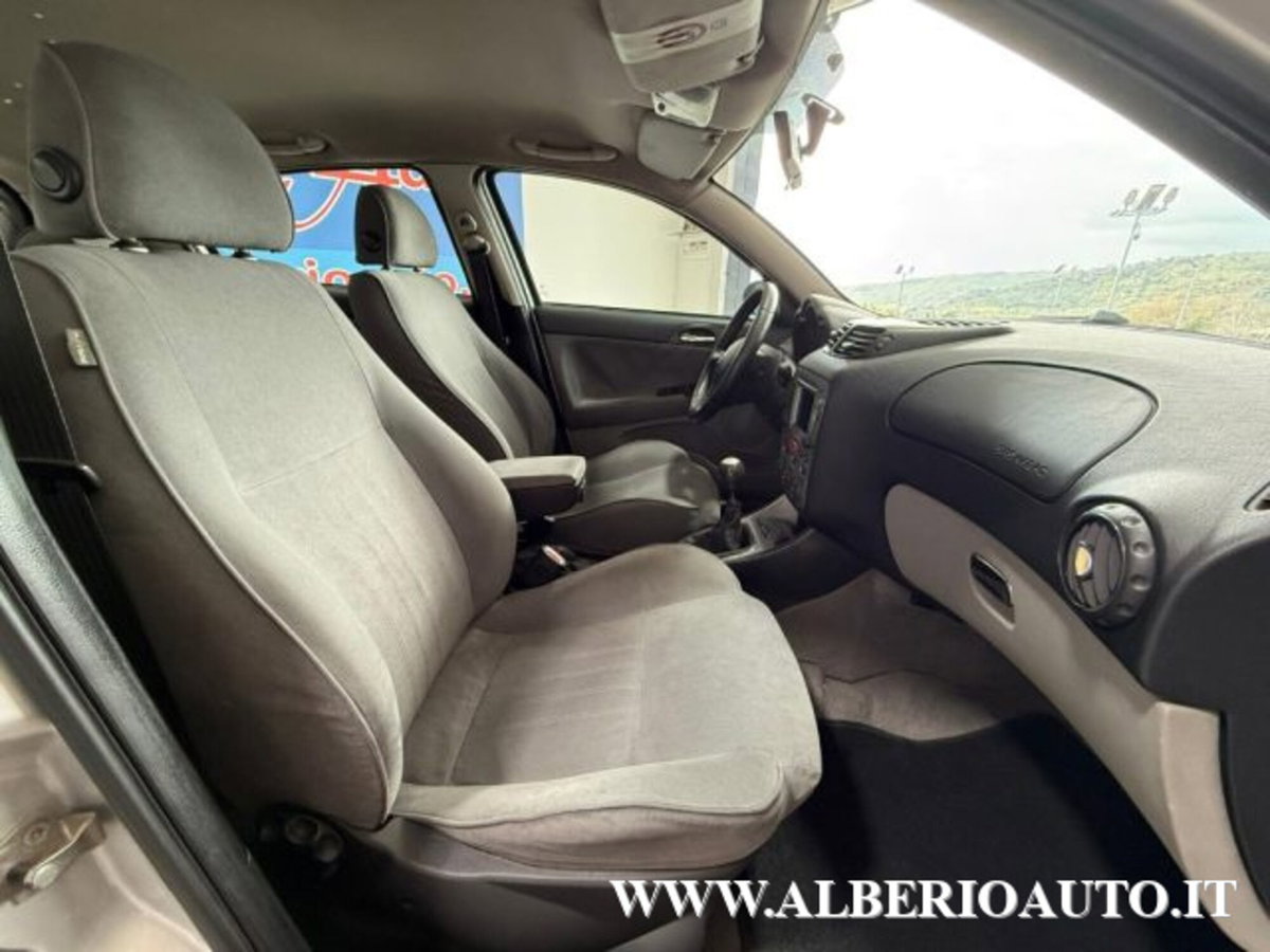 Alfa Romeo 147 1.9 JTD (120) 5 porte Distinctive (9)