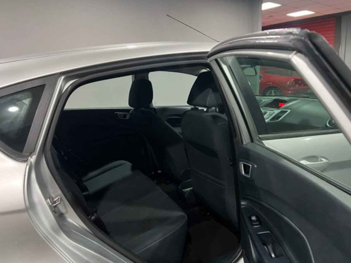 Ford Fiesta 1.4 TDCi 70CV 5 porte Titanium (9)