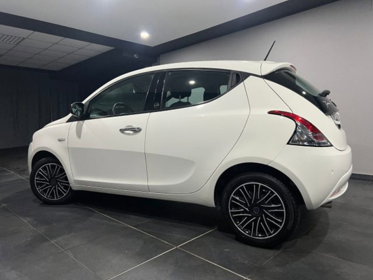 Lancia Ypsilon 1.0 FireFly 5 porte S&S Hybrid Ecochic Gold (6)