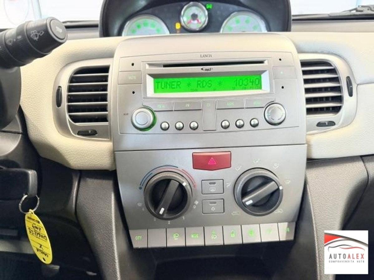 Lancia Ypsilon 1.4 Modamilano (10)