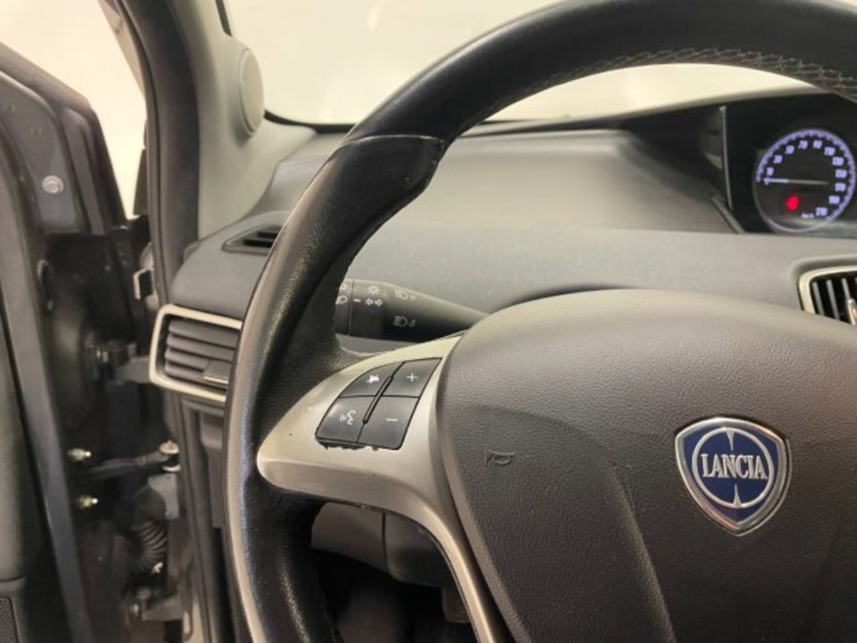 Lancia Ypsilon 1.0 FireFly 5 porte S&S Hybrid Gold Plus (17)