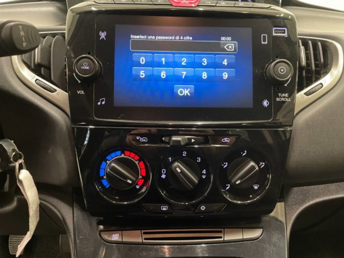 Lancia Ypsilon 1.0 FireFly 5 porte S&S Hybrid Gold Plus (9)