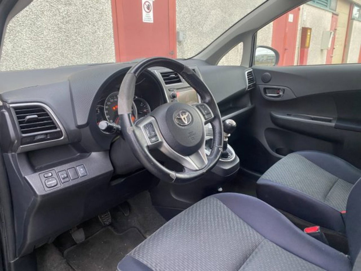 Toyota Verso-S 1.3 MT (6)