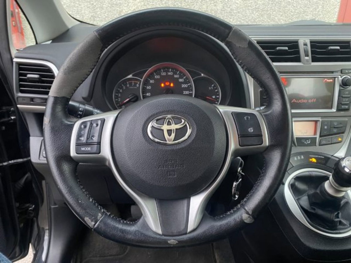 Toyota Verso-S 1.3 MT (8)