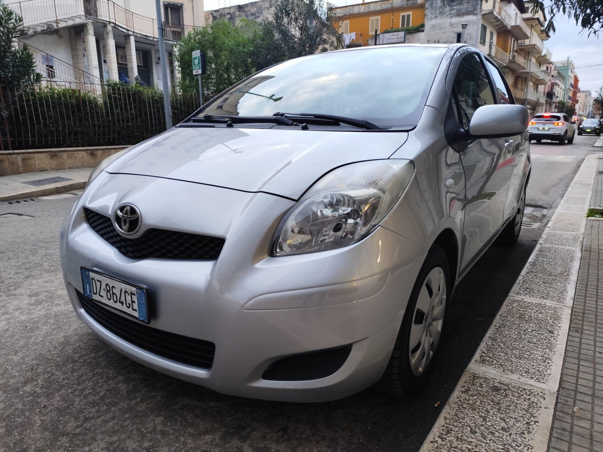 Toyota Yaris 1.D-4D 3 porte (2)