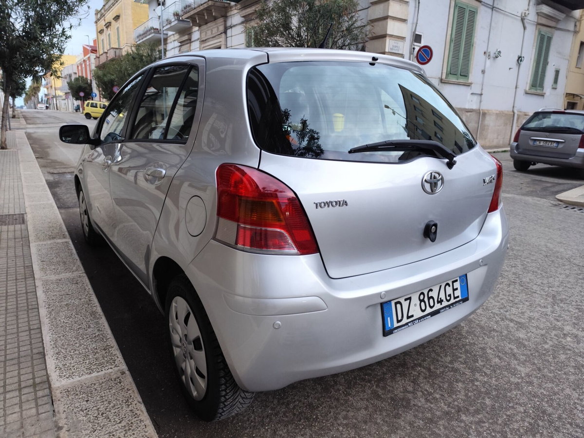 Toyota Yaris 1.D-4D 3 porte (9)