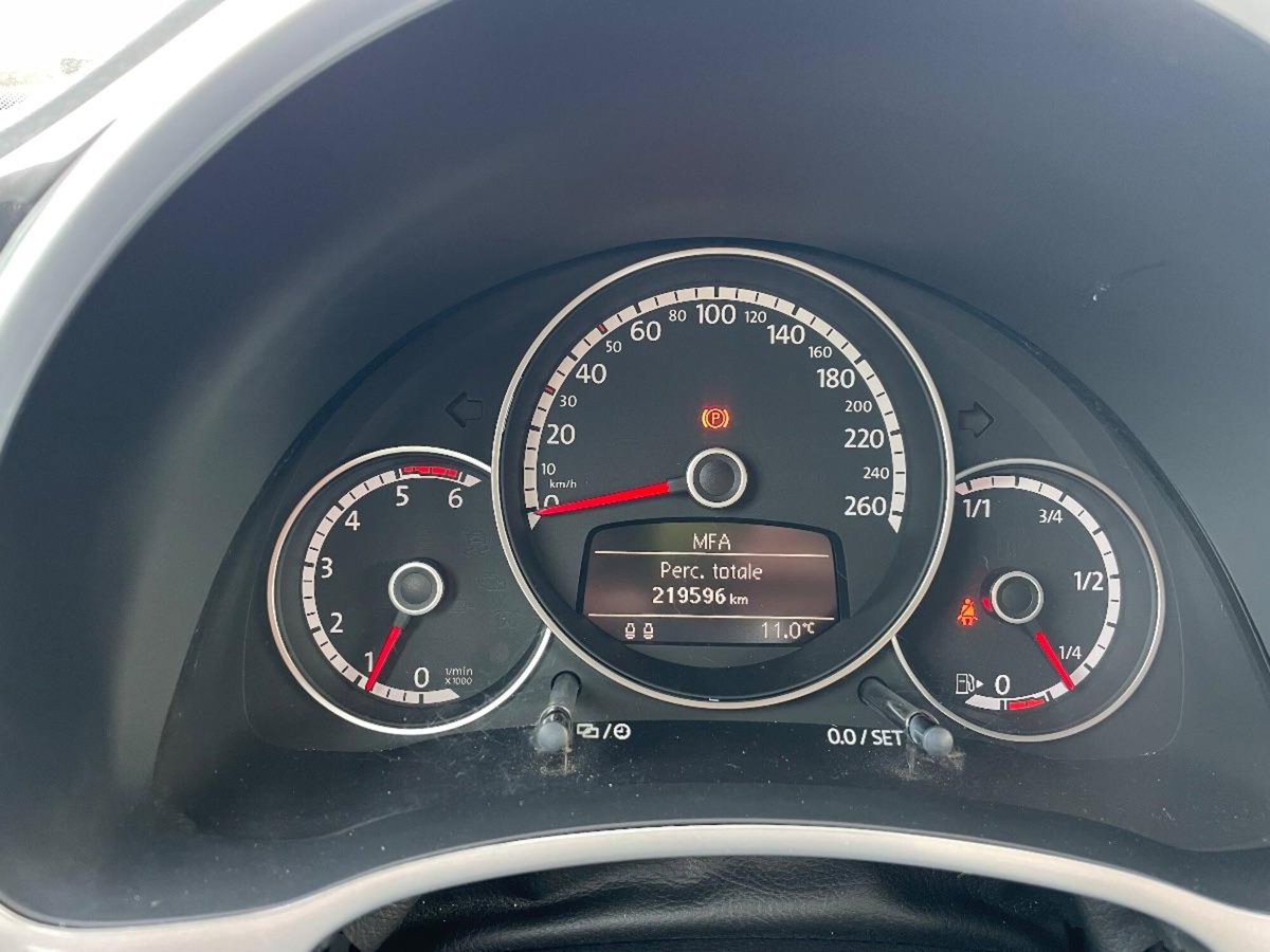Volkswagen Maggiolino 1.6 TDI Design (13)