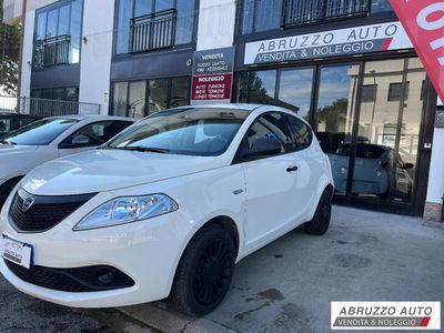 Lancia Ypsilon 1.0 FireFly 5 porte S&S Hybrid Ecochic Silver usata