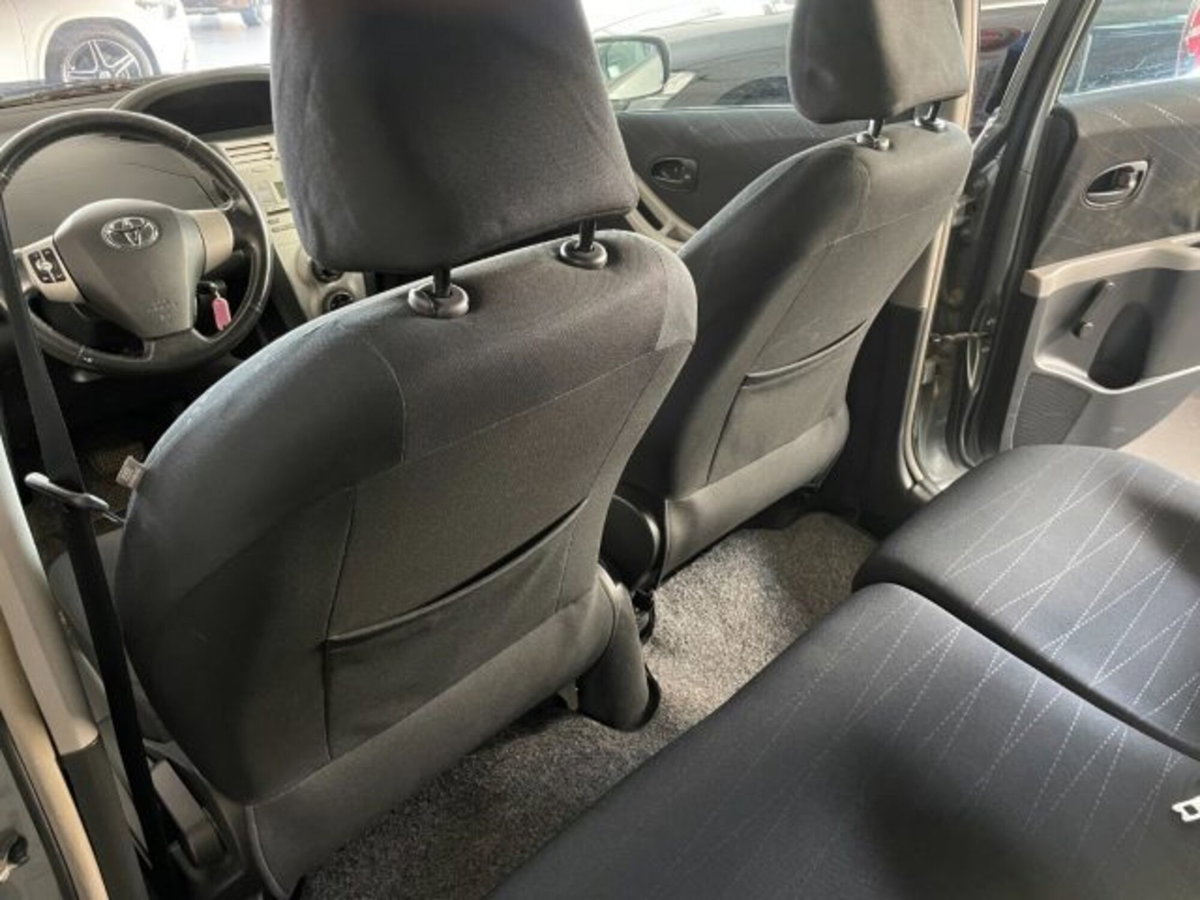 Toyota Yaris 1.3 5 porte Sol (10)