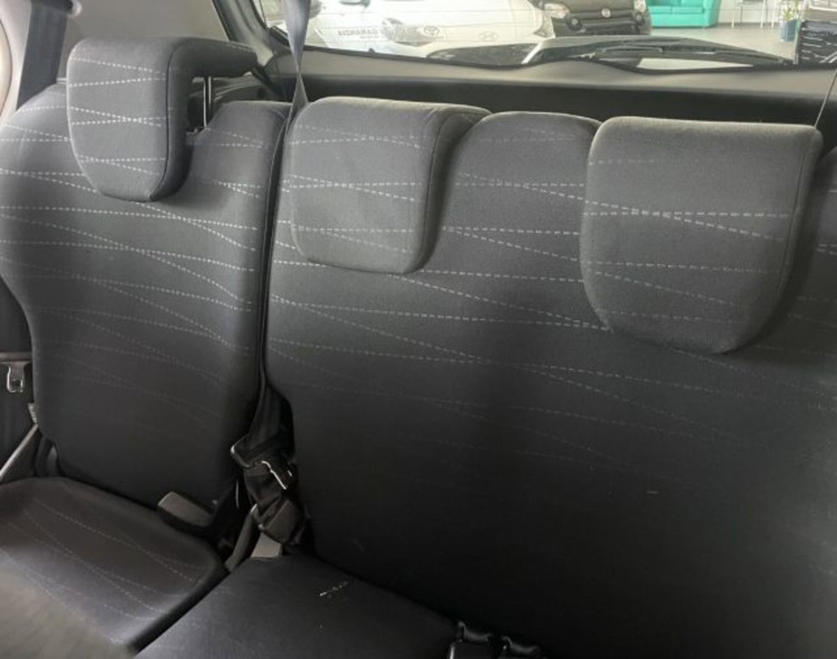 Toyota Yaris 1.3 5 porte Sol (12)