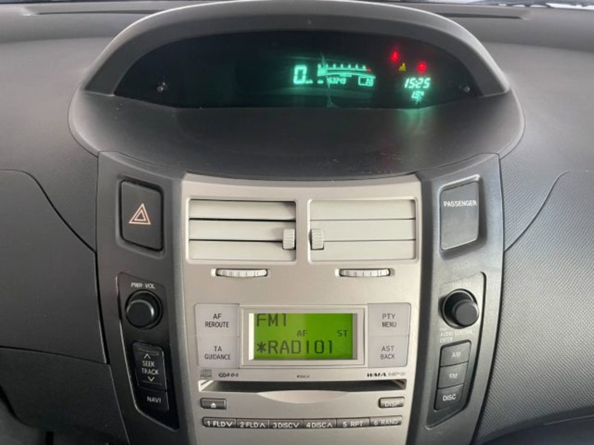 Toyota Yaris 1.3 5 porte Sol (14)