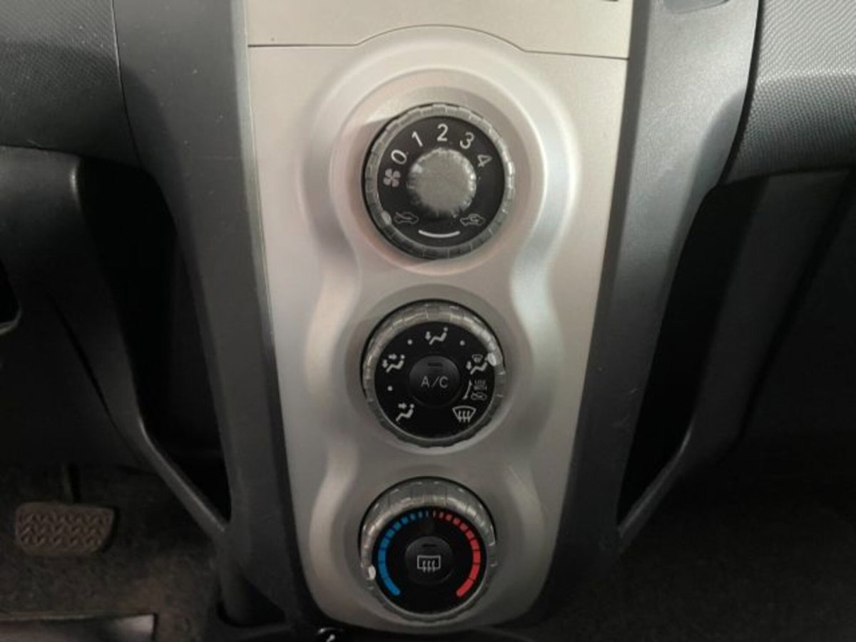 Toyota Yaris 1.3 5 porte Sol (16)