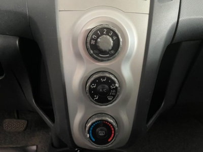 Toyota Yaris 1.3 5 porte Sol (16)