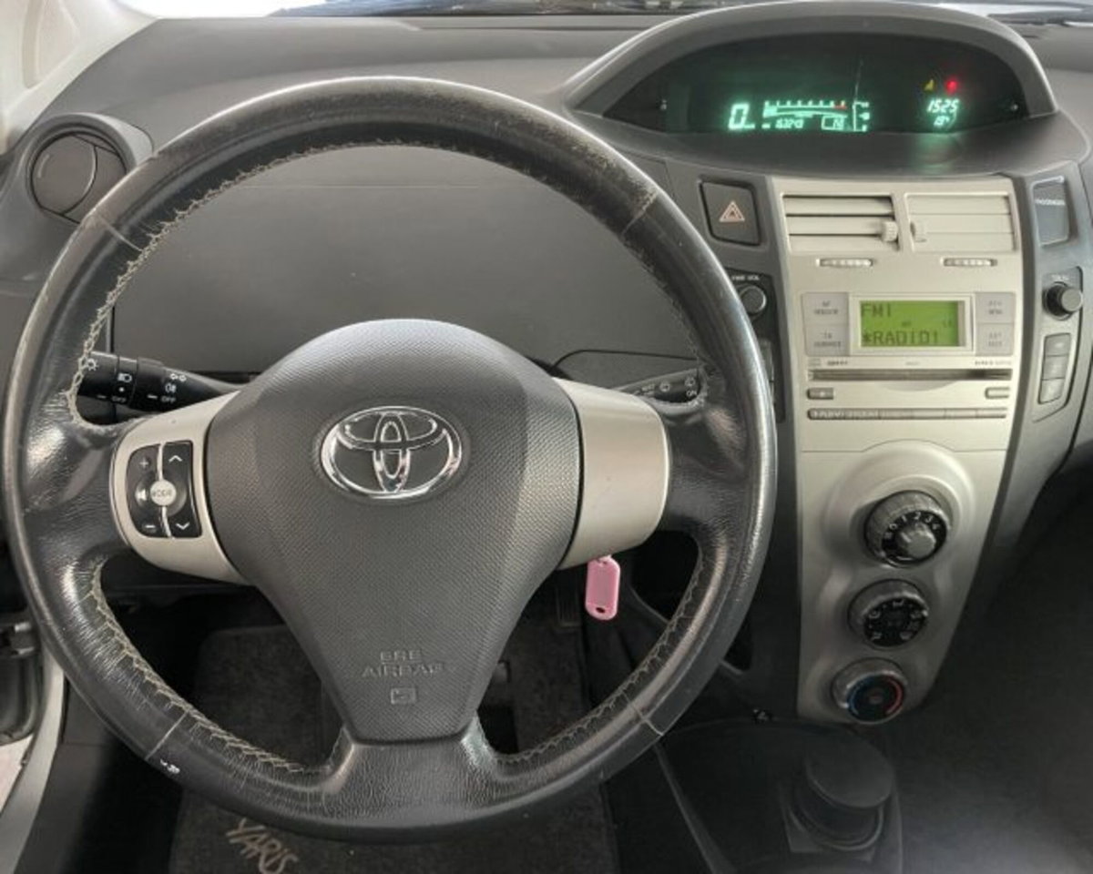 Toyota Yaris 1.3 5 porte Sol (2)