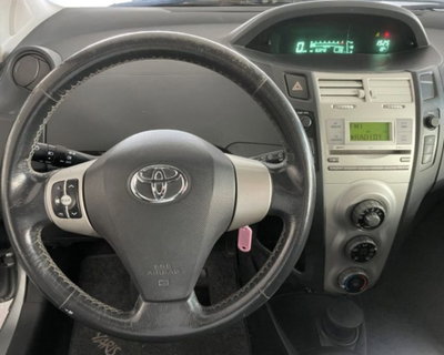 Toyota Yaris 1.3 5 porte Sol (2)